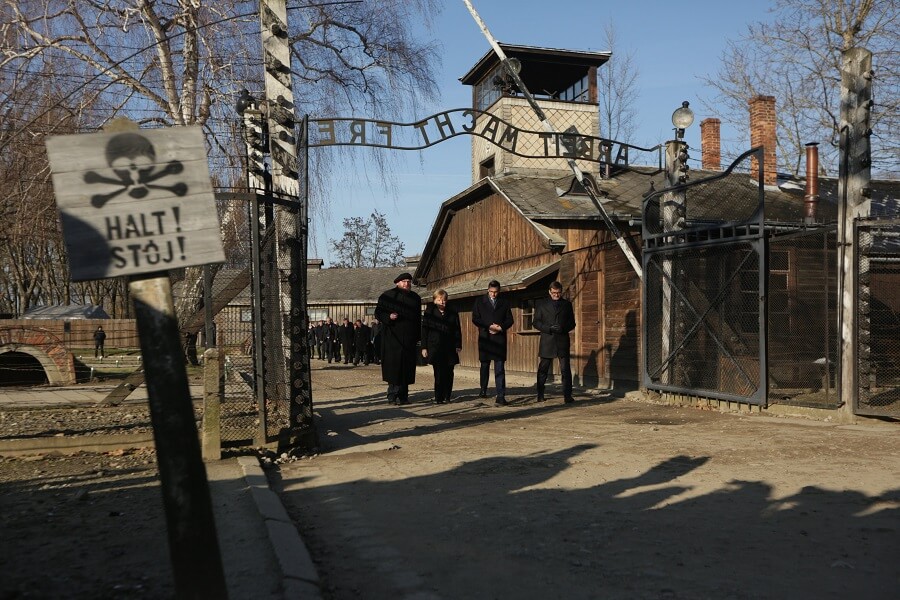 Kanclerz Niemiec Angela Merkel oraz premier Mateusz Morawiecki podczas wizyty w muzeum Auschwitz