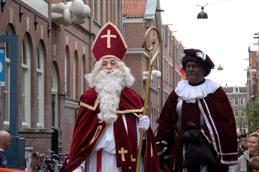 Tradycyjnemu Mikołajowi towarzyszy pomocnik Père Fouettard, czyli po niderlandzku Czarny Piotruś (Zwarte Piet)
