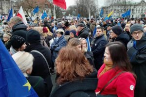 Warszawa, protestujemy z prawnikami. To nie jest marsz tysiąca, ale tysięcy róg.