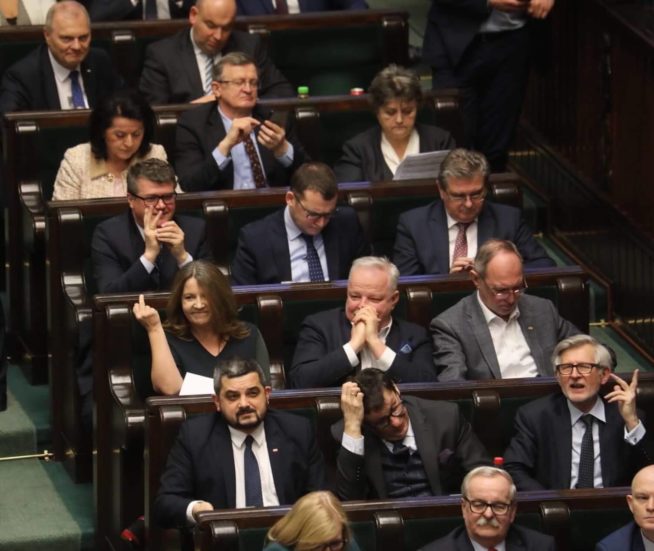 Lichocka pokazała środkowy palec opozycji