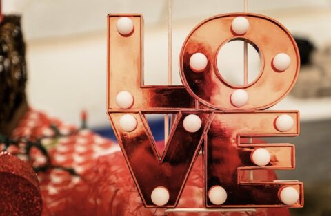 Jak świętują Dzień Zakochanych w różnych regionach świata?