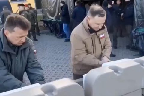 Duda na pełnych obrotach prowadzi kampanię. PiS nie chce dyskutować o przełożeniu wyborów