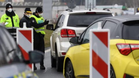 Koronawirus. Czechy wprowadzają stan wyjątkowy, Słowacja zamyka granice