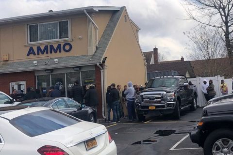 Mechanizm przetrwania, czyli zakupy w czasie pandemii. W USA na niespotykaną skalę wykupuje się broń