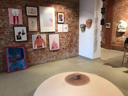 Dziś dzień bez stanika. Historia niejednych cycków