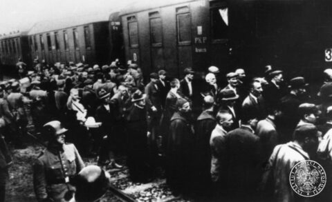 14 czerwca 1940 pierwszy masowy transport więźniów został skierowany do Auschwitz