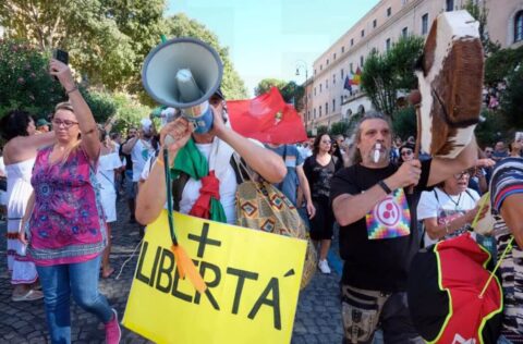 Włochy: Protest w Rzymie przeciw noszeniu maseczek