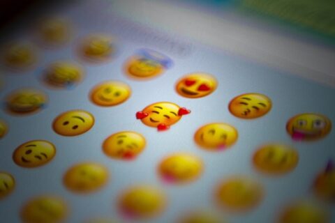 Emoji marketing – jak wykorzystać emotki w komunikacji?