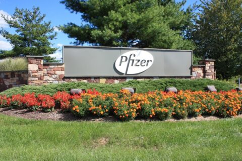 Pfizer zarabia w Europie miliardy na szczepionkach, nie płacąc od nich podatków
