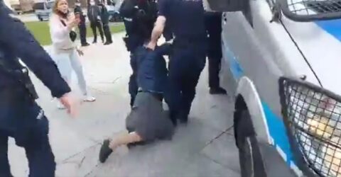 Krzysztof Skiba: Ponury spektakl pod schodkami smoleńskimi, czyli: UWAGA! POLICJA!