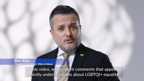 Ambasada USA w Polsce w obronie osób LGBTQI+ apeluje:  „Słowa mają znaczenie. Czas skończyć z nienawiścią”