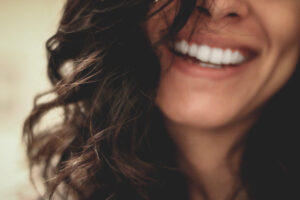 Śmiej się na zdrowie. Śmiech obniża ciśnienie krwi, działa przeciwstarzeniowo, a nawet… lekko odchudza