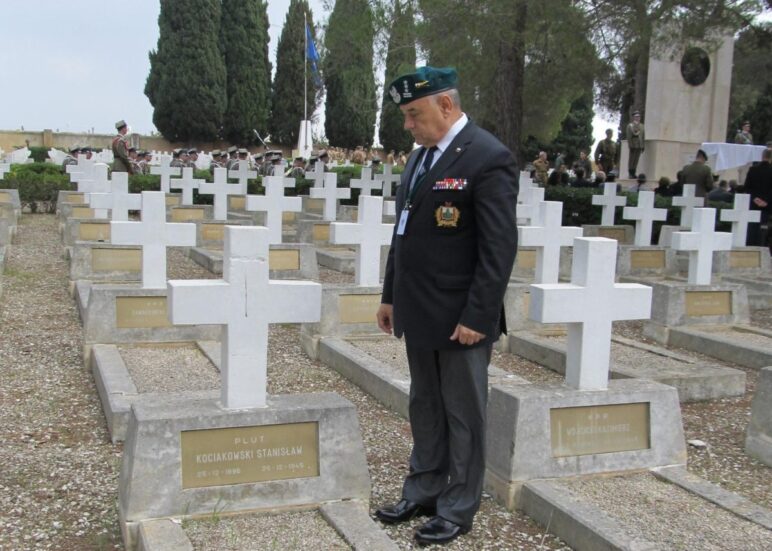 A. Mazguła, na grobach żołnierzy 2 KP w Casamassima. Tam spoczywają żołnierze, którzy umierali od ran odniesionych w walce pod Monte Cassino.