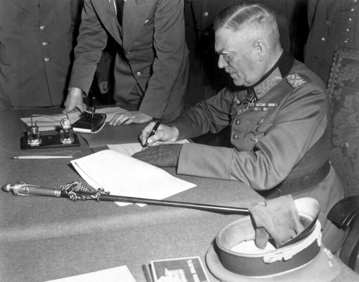 Feldmarszałek Wilhelm Keitel podpisuje akt kapitulacji - Berlin 8 Maj 1945