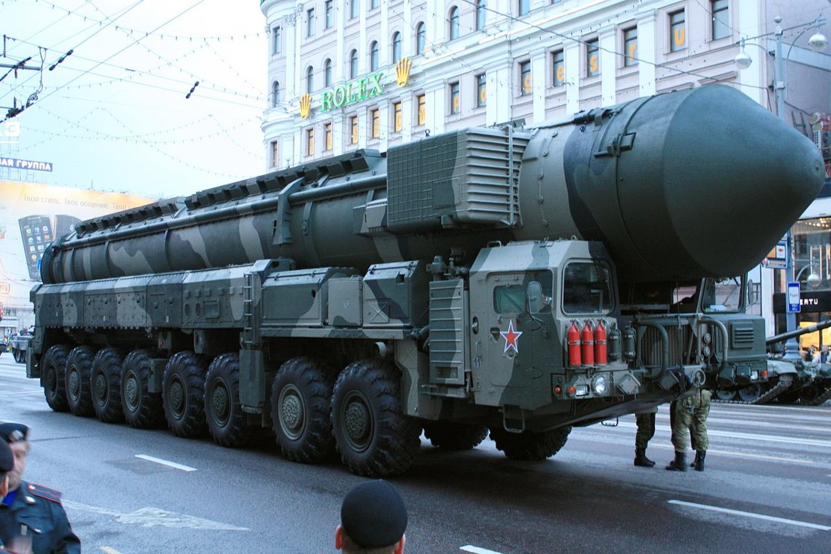 Putin próbuje za pomocą propagandy w telewizji państwowej oswoić Rosjan z użyciem broni jądrowej