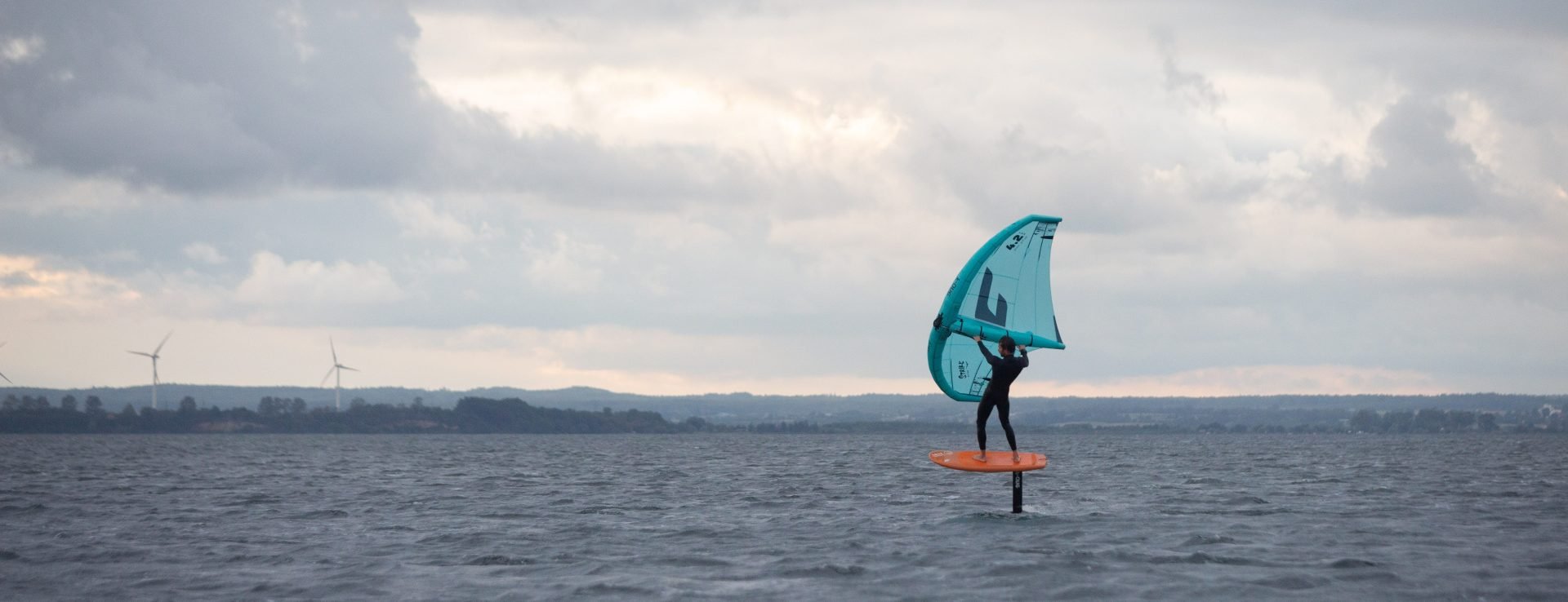 Surfing, kitesurfing czy wing foi