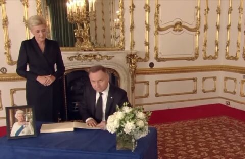 Pogrzeb Elżbiety II. Andrzej Duda złożył wpis do księgi kondolencyjnej, ale musiał skorzystać ze ściągi. W rękawie miał karteczkę z przygotowanym wcześniej tekstem