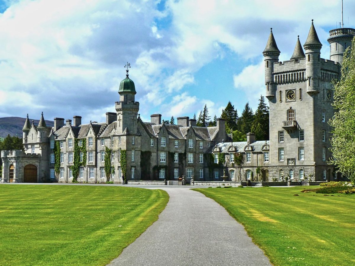 Zamek Balmoral – posiadłość w północno-wschodniej Szkocji, własność prywatna rodziny panującej