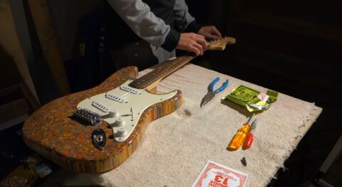 Ta niesamowita gitara, została zbudowana z 1200 kolorowych kredek