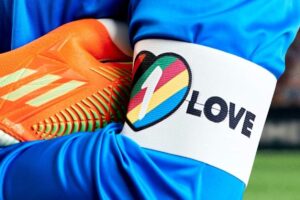 FIFA grozi sankcjami, europejskie reprezentacje rezygnują z tęczowych opasek „One Love”