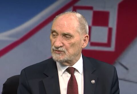 Tusk: „Tak kończy architekt smoleńskiego piekła” – Antoni Macierewicz pod ostrzałem raportu MON