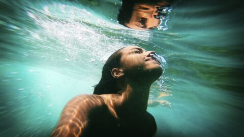 Czy pływanie topless w basenie jest do zaakceptowania?