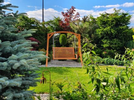 Huśtawka ogrodowa – przyjemny i niedrogi sposób na relaks