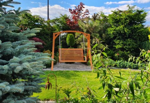 Huśtawka ogrodowa – przyjemny i niedrogi sposób na relaks