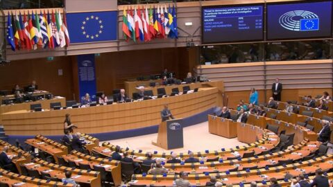 Ostrzeżenie z Brukseli: Odmrożenie środków z UE było błędem. Trzeba było czekać na reformy