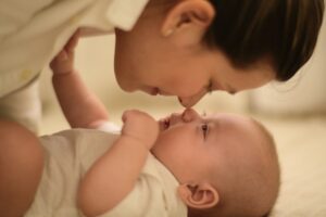 Kleszczowe zapalenie mózgu może przenosić się na niemowlę z mlekiem matki