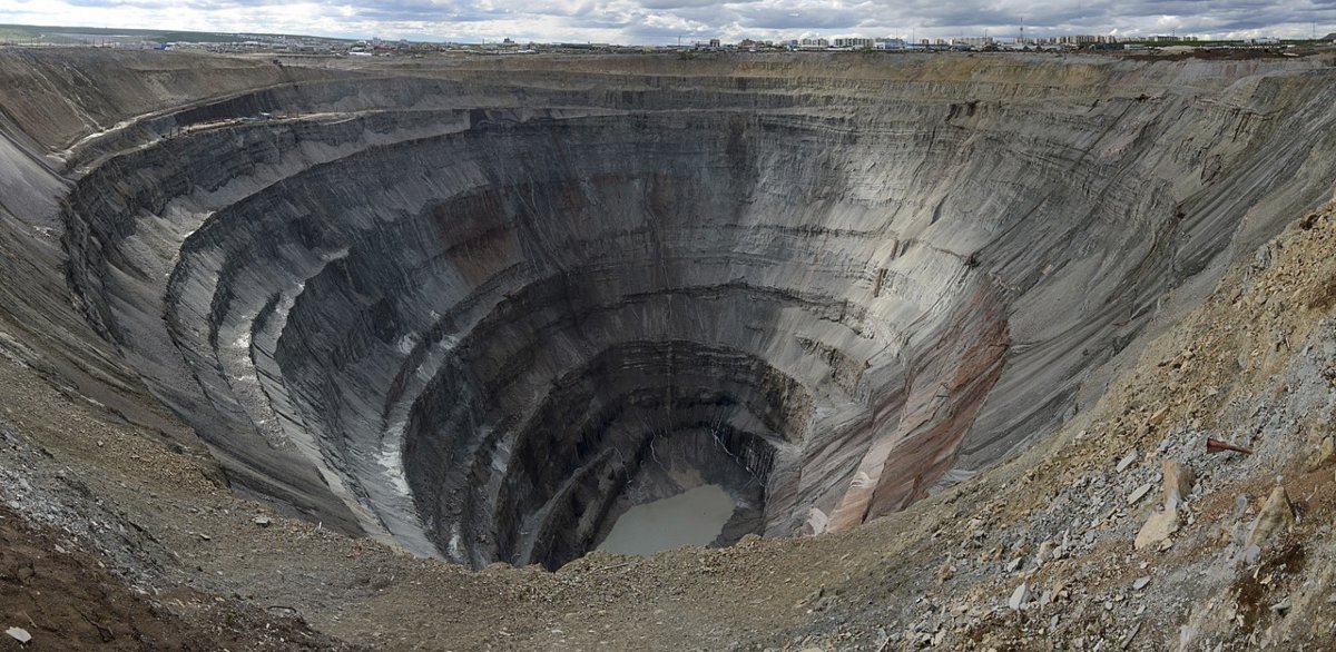 Licząca 525 metrów głębokości i 1,20 km średnicy kopalnia diamentów w Mirnym, w Jakucji jest często uważana za drugą pod względem wielkości dziurę w ziemi wykonaną przez człowieka, ustępującą tylko kopalni Bingham Canyon Mine w Utah, a jednocześnie najgłębszą, jaką kiedykolwiek wydrążono. Jednak większa jest inna rosyjska kopalnia − Udacznaja o głębokości 640 metrów i 2,4 km średnicy przy powierzchni