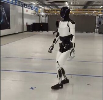 Humanoidalny robot Tesli. Elon Musk udostępnił nowe wideo