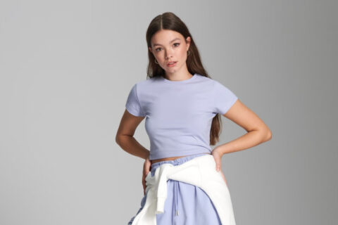 Historia koszulek crop top: ewolucja od kultowych lat 90. do współczesnych trendów