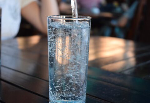 Woda – niezbędny element diety. Ile jej potrzebuje nasz organizm?