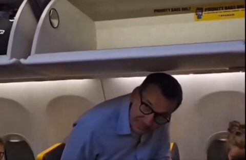 Krzysztof Skiba: Morawiecki w samolocie tanich linii lotniczych