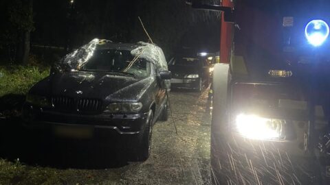 Skandal w Blachowni: Samochody strażaków, którzy ruszyli na akcję ratunkową, zostały okradzione i zniszczone