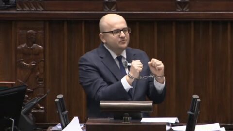 Matecki donosi na Adama Mazgułę. Pułkownik odpowiada: trzeba zamówić duży szambowóz