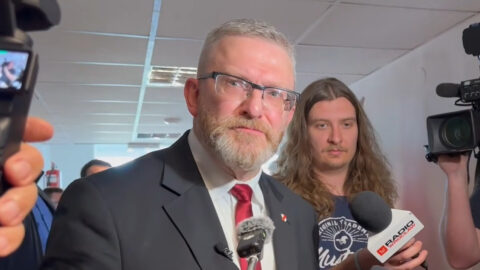 Grzegorz Braun w szpitalu w Oleśnicy. Jest śledztwo ws. pozbawienia wolności lekarki. Co grozi posłowi?