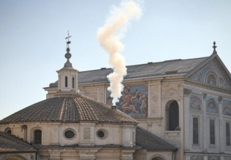 Biały dym nad Watykanem symbolizuje wybór papieża