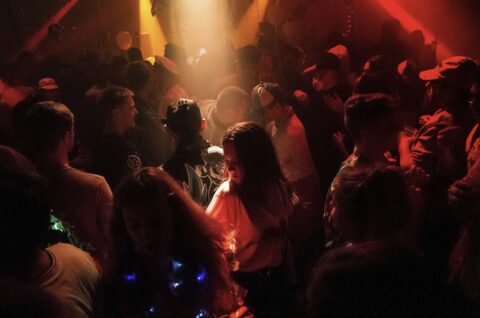 „Needle spiking” – ataki igłami na kobiety w klubach i na festiwalach