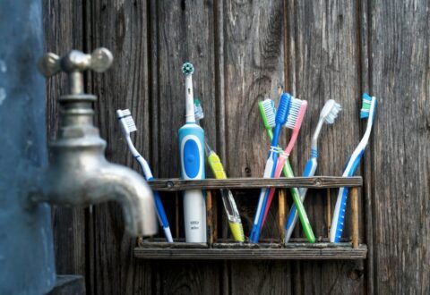 Twoja szczoteczka do zębów to siedlisko bakterii. Jak często ją wymieniasz?