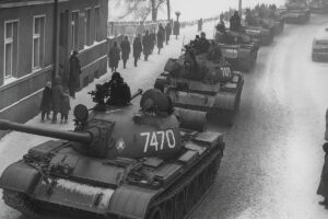 Czołgi T-55 na ulicach Zbąszynia w czasie stanu wojennego