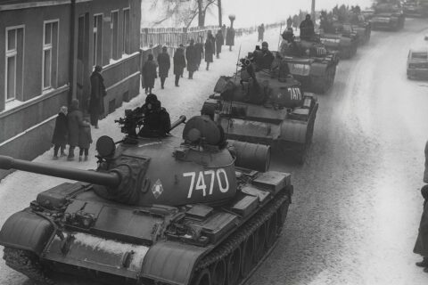 Czołgi T-55 na ulicach Zbąszynia w czasie stanu wojennego