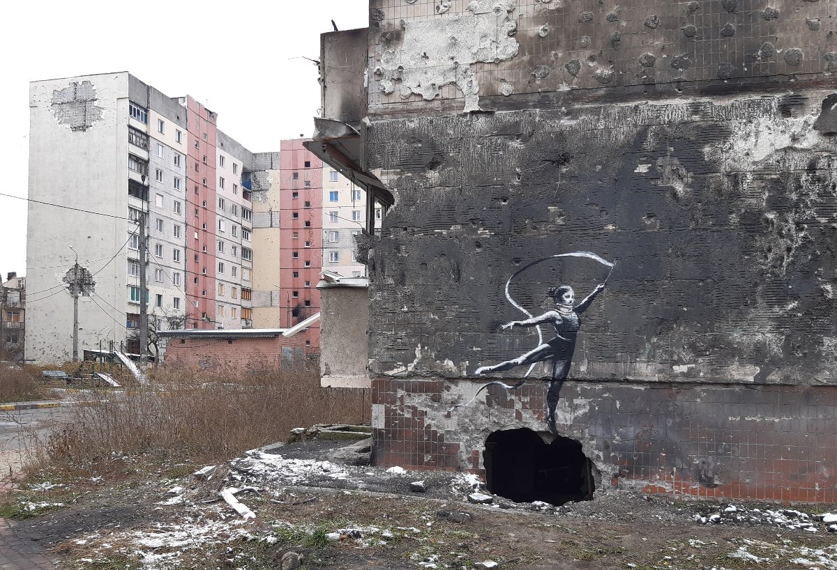 Mural na ścianie zbombardowanego budynku w Irpieniu na Ukrainie