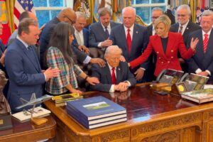 Modlitwa nad Trumpem w Gabinecie Owalnym, której nie da się odzobaczyć