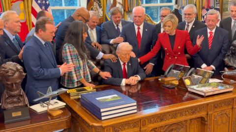 Grupa liderów religijnych modląca się nad Donaldem Trumpem w Gabinecie Owalnym w Białym Domu