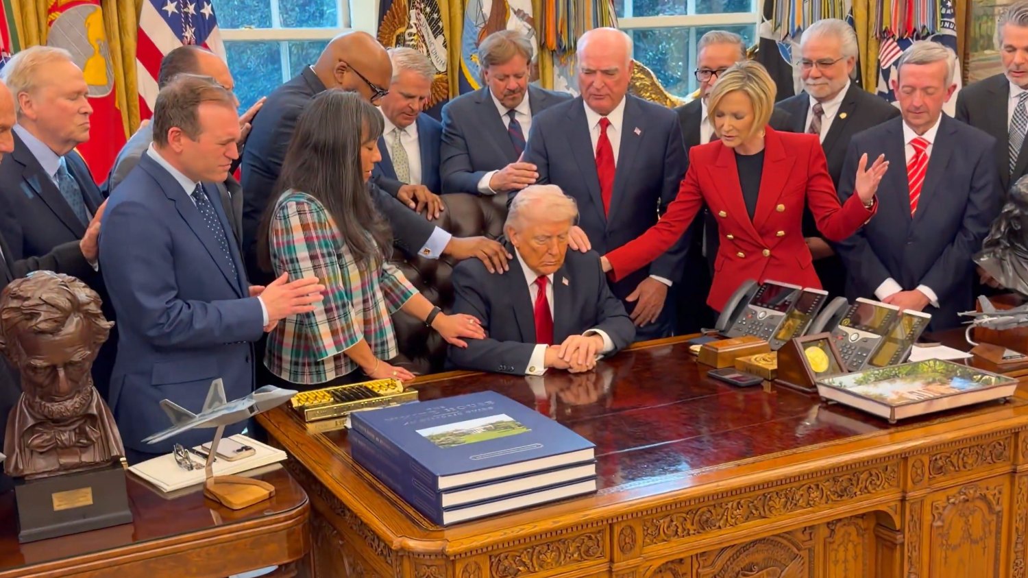 Modlitwa nad Trumpem w Gabinecie Owalnym, której nie da się odzobaczyć