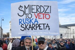 Protest przed Pałacem Prezydenckim w Warszawie po wecie Nawrockiego w sprawie SAFE