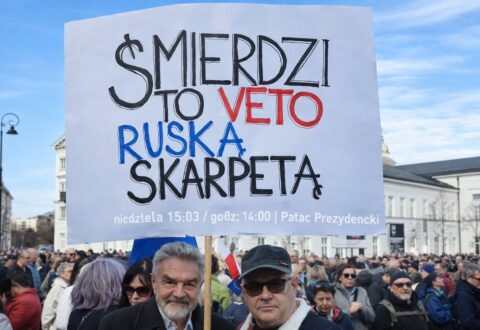 Protest przed Pałacem Prezydenckim w Warszawie po wecie Nawrockiego w sprawie SAFE