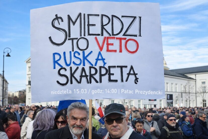 Protest przed Pałacem Prezydenckim w Warszawie po wecie Nawrockiego w sprawie SAFE